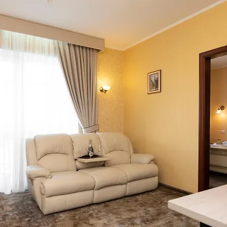 Status Hotel